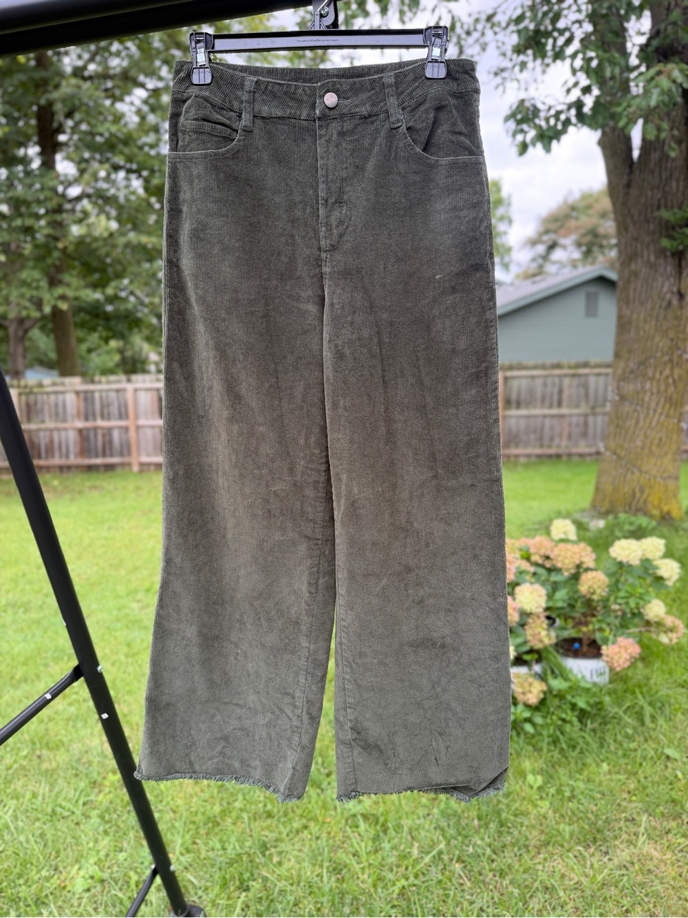 Entro Olive Green Corduroy Wide Leg Crop Pants Frayed Raw Hem Size Medium - Picture 6 of 12